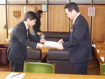 環境省東北環境事務所　吉井所長より齊藤能代市長へ参加証書が授与されました