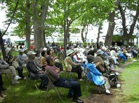 けやき公園市民音楽祭の様子　演奏に聴き入る観客