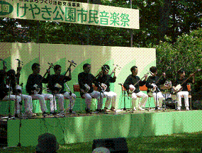 けやき公園市民音楽祭の様子　木漏れ日の中で演奏する演奏者達